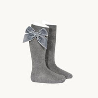 CALCETÍN ALTO PUNTO LISO CON LAZO TERCIOPELO - GRIS CLARO