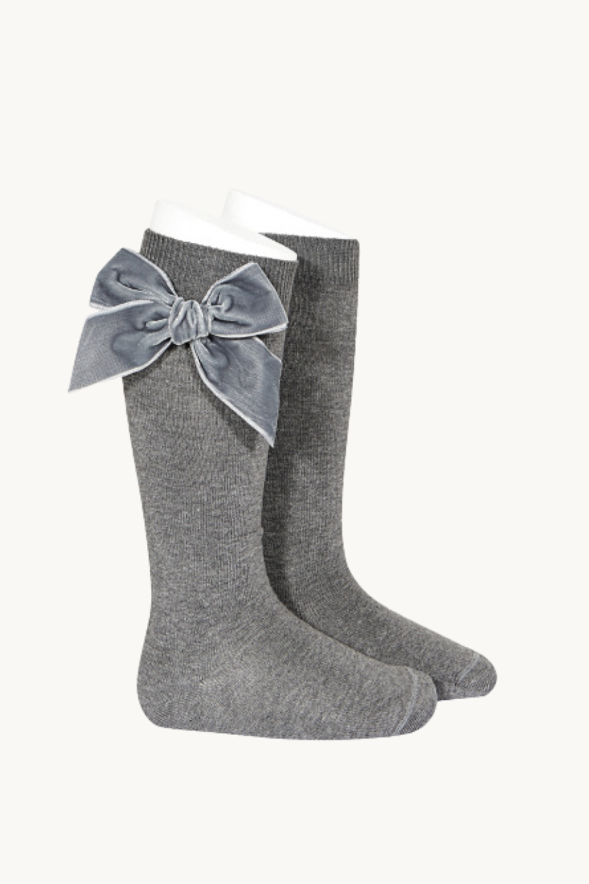 CALCETÍN ALTO PUNTO LISO CON LAZO TERCIOPELO - GRIS CLARO