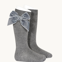 CALCETÍN ALTO PUNTO LISO CON LAZO TERCIOPELO - GRIS CLARO