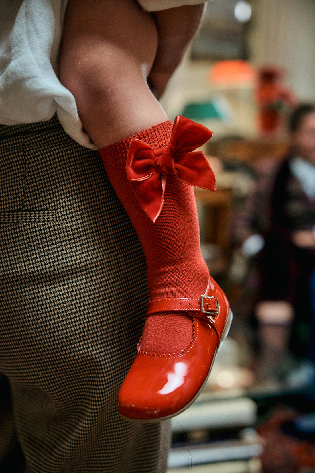 CALCETÍN ALTO PUNTO LISO CON LAZO TERCIOPELO - RED VELVET