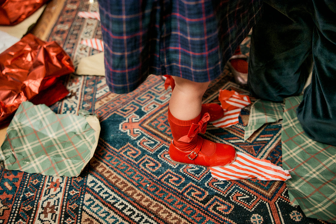 CALCETÍN ALTO PUNTO LISO CON LAZO TERCIOPELO - RED VELVET